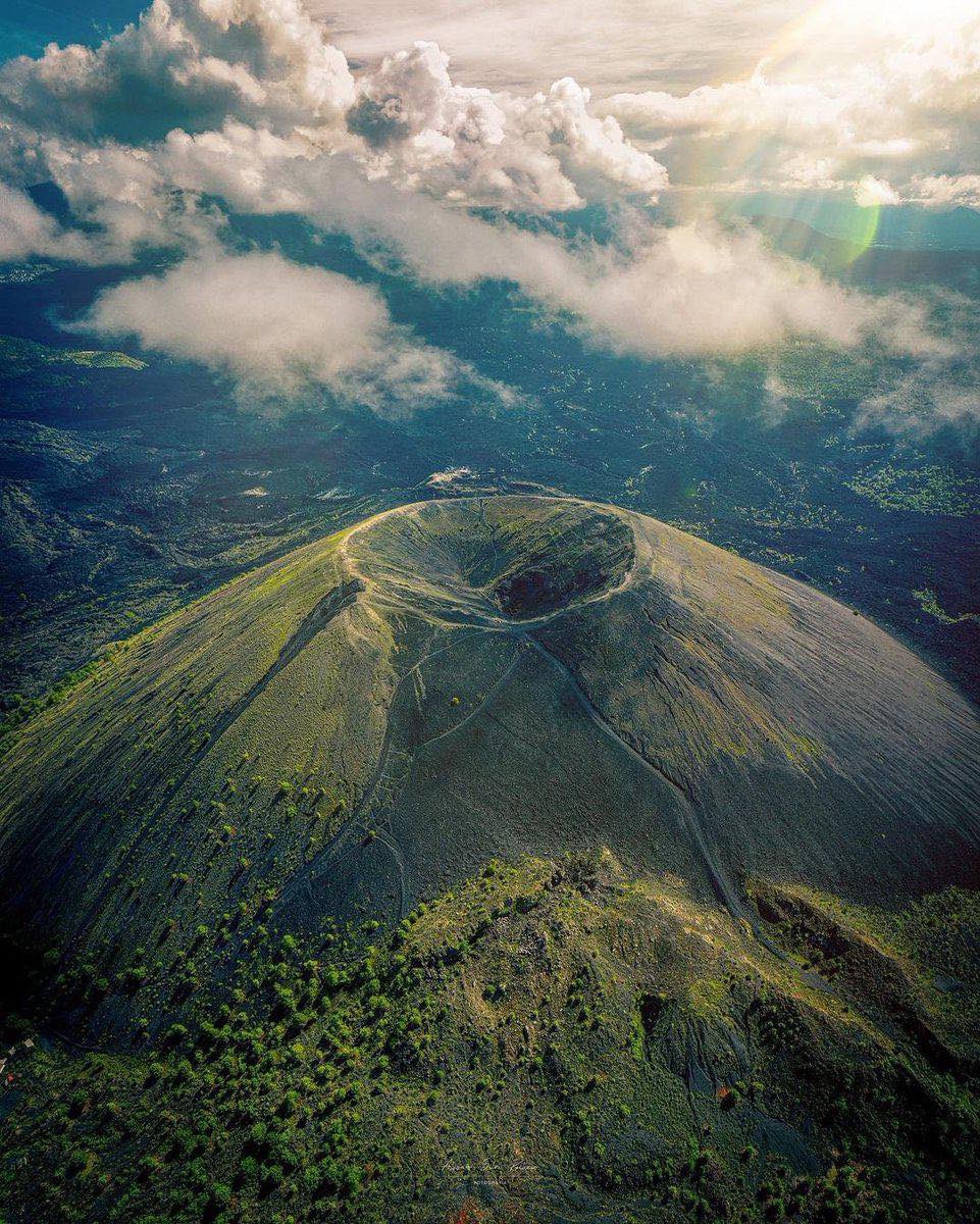 EspirituCurioso's tweet photo. Esto que ves es un volcán que emergió en México en 1943, a la vista de dos pueblos que desde ese día dejaron de existir.

El 20 de febrero de ese año, un campesino llamado Dionisio Pulido estaba trabajando su tierra en Michoacán cuando el suelo empezó a temblar y a abrirse frente a él. De una grieta comenzó a salir humo, piedras calientes y un ruido que muchos describieron como si la tierra estuviera rugiendo.

En cuestión de horas, nació el volcán Paricutín.

Sí, literalmente nació frente a personas que vieron cómo un terreno de cultivo se transformó en uno de los volcanes más famosos del planeta. El primer día apenas medía unos metros. Un año después ya superaba los 300 metros de altura.

Lo más impactante es que la ciencia pudo documentarlo desde su nacimiento hasta el final de su actividad. Por eso el Paricutín es considerado el volcán más joven de México y uno de los pocos en el mundo cuyo ciclo eruptivo completo fue observado por seres humanos. Su actividad terminó oficialmente en 1952, así que actualmente se considera inactivo.

Pero mientras crecía, también avanzaba destruyendo todo a su paso.

La lava y la ceniza sepultaron por completo los pueblos de Paricutín y San Juan Parangaricutiro. Miles de personas tuvieron que abandonar sus casas mientras el paisaje se convertía en un campo negro de roca volcánica.

Y aunque casi todo desapareció, hubo algo que resistió.

La iglesia de San Juan Parangaricutiro.

La lava cubrió prácticamente todo el pueblo, pero parte de la iglesia quedó de pie y hoy todavía puede visitarse. Ver esa construcción saliendo entre la roca endurecida parece una escena de película postapocalíptica, pero es real y está en Michoacán.

Ese lugar se volvió tan famoso que volcanólogos y científicos de todo el mundo viajaron para estudiar el fenómeno. No todos los días alguien puede ver cómo nace un volcán desde cero y observar durante años cómo modifica el terreno, el clima y la vida de miles de personas.

Y pensar que todo empezó en un sembradío donde esa mañana parecía ser un día normal.

📸 IG: alfonso.silpa