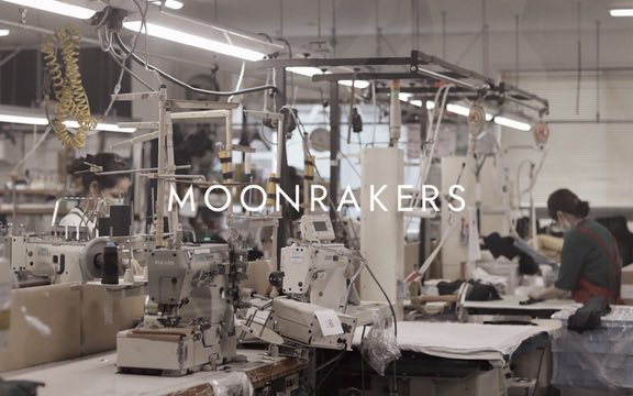 Makotonish45754's tweet photo. 先週の縫製工場の集まりの際に、アンケートを取りました。
その中に「閑散期を教えてください」という質問を入れていました。

縫製工場のみなさんはこの質問に身構えたそうです。

なぜなら、今までは、「閑散期にオーダーを入れる」＝「だから値段を下げてくれ」と言う話になることが多かったからです。
そして閑散期に苦しむ縫製工場に、それを断る術は無かったからです。

「苦しいから受けちゃうんですよね…」
ある社長は苦渋の表情で言葉を吐き出されました。

弊社より「閑散期にオーダーを入れれば、工場が儲かる。閑散期が無くなれば無理な値段交渉に応じる必要もなくなる。わたしたちはそ��をやりたい。よって価格下げは不要です」とお話をすると、心底ホッとした顔をされていました。

素材メーカーの営業部長だった頃、取引先（アパレル）からの商談依頼は常に緊張感がありました。
向こうからの役職呼び出しは大体良くない話（値段の話）だったりするからです。

売れた時は「量を増やすので値段を協力してください」。さほど売れない時は「やっぱり高い素材は売れないのでこのままの価格ならやめます」。
どちらにしろ値段を下げる話です。
アパレルでは「工場は生かさず殺さず」との話を耳にすることもありました。

今にして思うのですが、これは一種のマインドコントロールのように思います。
今年売れた品番が来年なくなる＝工場が回らなくなる。
その恐怖を前にすると、なかなかその要請を拒否することは難し��のです。
まして繁閑の差の激しい縫製工場であれば尚更です。そうして徐々に収益を削られ、低採算に喘ぐことになります。

わたしたちはこの構造を変えたいと思います。

たくさんのユーザーに商品が支持され売れたならば、アパレルは儲かっている筈です。
ならばその時こそ。

縫製工場やモノづくりの仲間と共に。
がんばってくれたメンバーと共に。
応援してくれるファンと共に。

その収益を分かち合い、共に喜べればと思うのです。
#MOONRAKERS #日本製