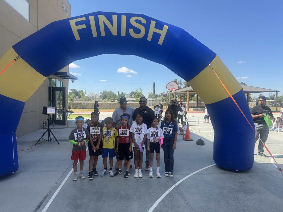 ARCIS_YISD's tweet photo. Scotsdale Cadets partnering with Eastwood Cross Country. 📣

Kudos to Eastwood Coach Mclain for a great day of mentorship with our athletes. 🏃‍♂️🏃‍♀️

Building future runners for our community. Trooper Clap 👏 

#CadetsExcel https://t.co/oxIoc0c9F1