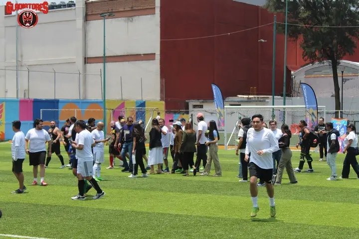 dr_landru's tweet photo. Hoy hubo partido de fútbol entre medios y elementos de CMLL, gran nivel como portero de Ángel de Oro  buenos jugadores Niebla Roja, Capitan, Suicida,. El Audaz, Robin, Raider,  un aventura más que me da la lucha jugué  unos minutos junto a Paul Aguilar nuestro portero una muralla https://t.co/KcrB2LtTAE