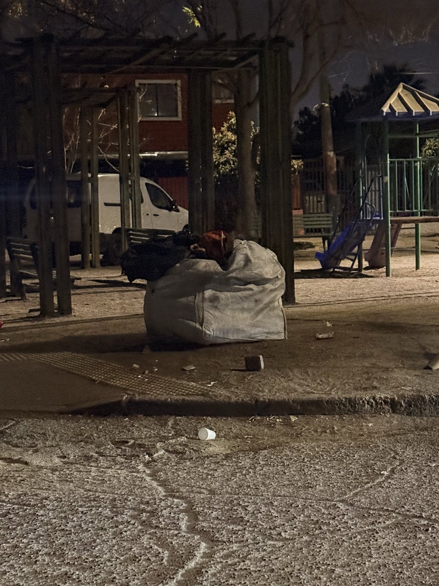 Barbara_dlg's tweet photo. @MiguelConcha @penalolen habitual de la cola del día martes en el sector S.Luis pero hay que dejarlos "trabajar" y solo vienen a deshacerse de su basura, que ganas de saber donde viven e ir a dejar mi basura a la casa de ellos,hasta cuando tenemos que aguantar a esta gente?? https://t.co/1R9i1YL6tN