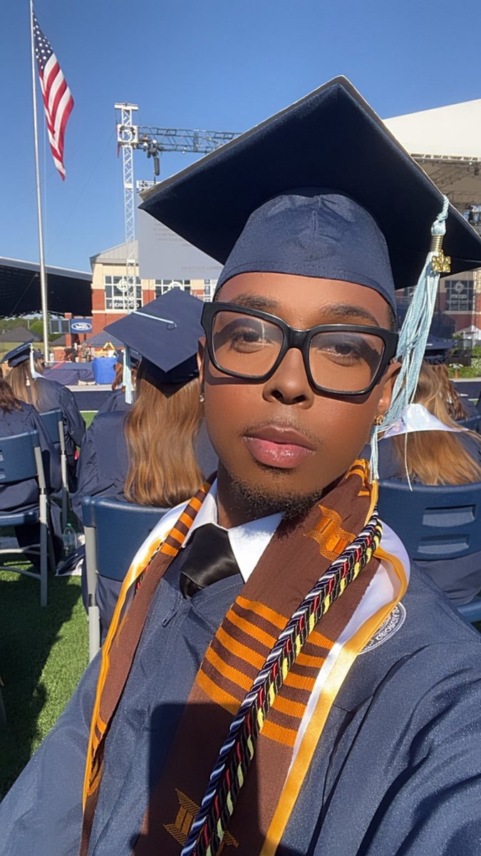 itsjaymaurice's tweet photo. Mr. Got his degree #grad26 #gsu https://t.co/RzogmPWW87