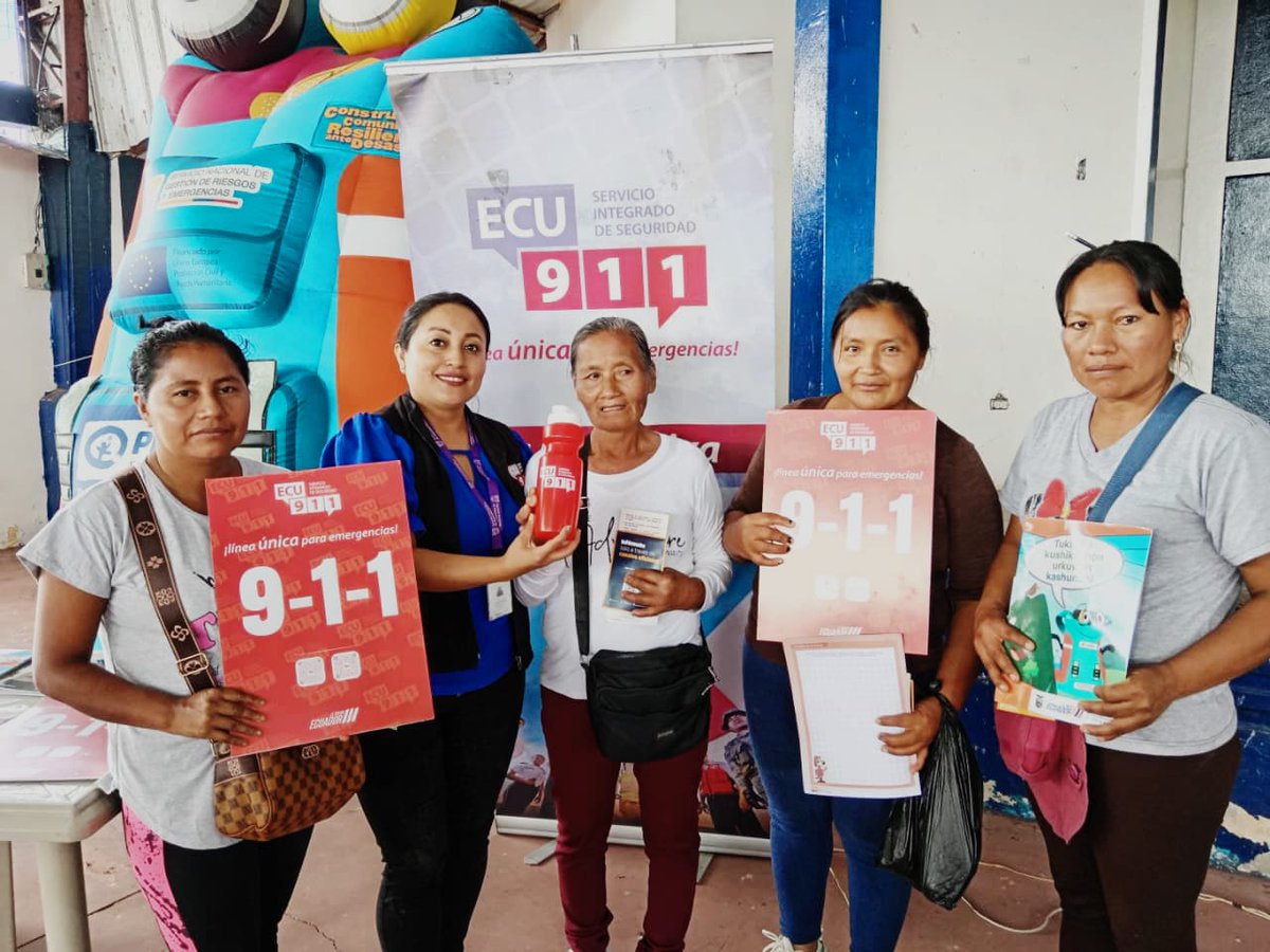 ECU911Ambato's tweet photo. 📍 #Pastaza | Nuestro superhéroe #Ecutron, junto a personal del @ECU911_, participó en la Feria Ciudadana de la Brigada Social “El Gobierno a Tu Lado”, desarrollada en la parroquia San José, cantón Santa Clara.
Durante la jornada se socializó con la ciudadanía el uso adecuado de la #LíneaÚnicaParaEmergencias 9-1-1 y el funcionamiento del #BotónVioletaECU911 📲, herramienta tecnológica de apoyo ante situaciones de violencia contra la mujer.
La actividad contó con la participación de estudiantes de varias instituciones educativas y ciudadanía en general. ✅