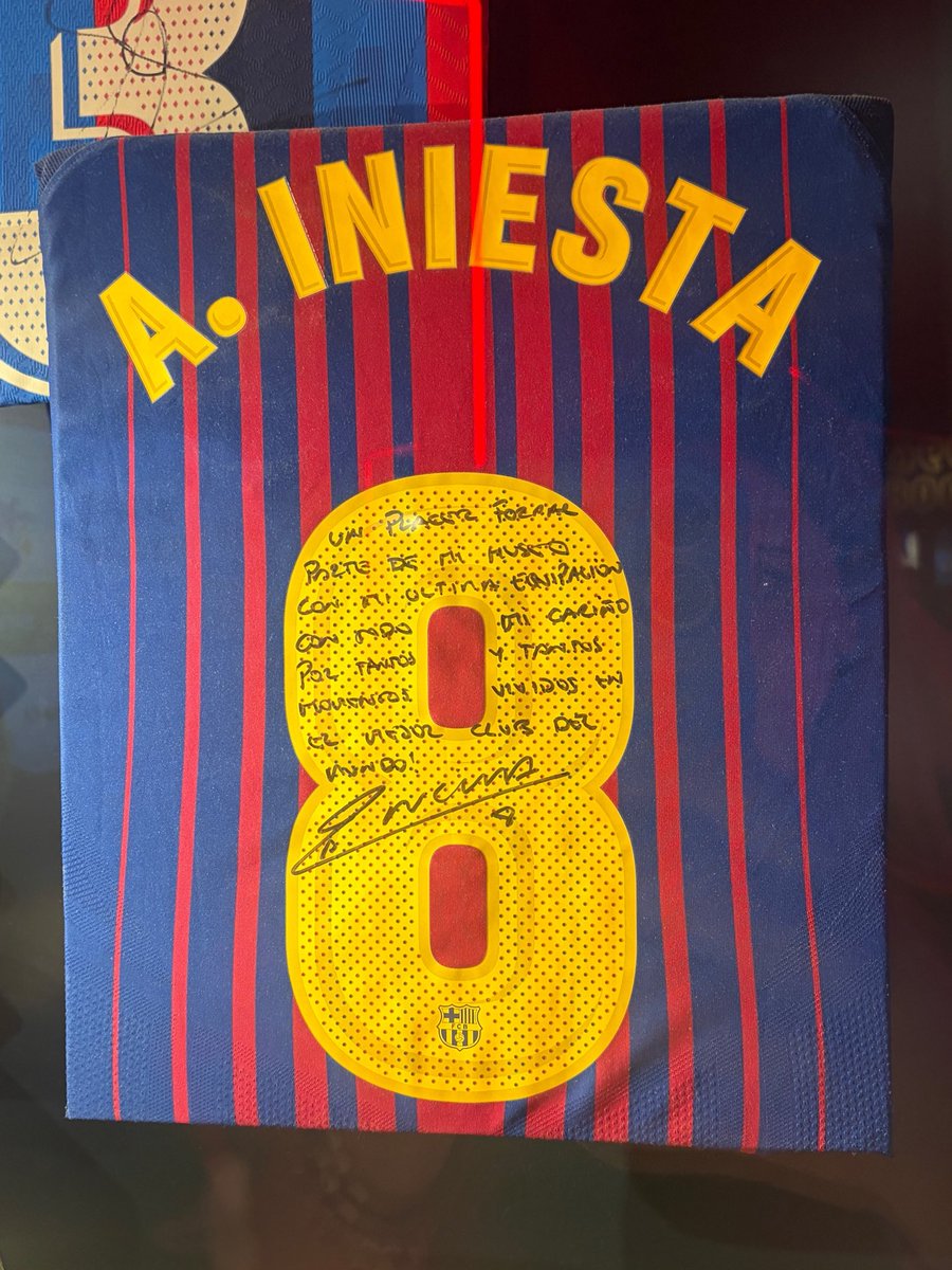 lulistone12's tweet photo. Lo de ponerme a llorar por una camiseta de Iniesta firmada en el Museo del Barça qué mierda fue? https://t.co/3OQT5K0OG6