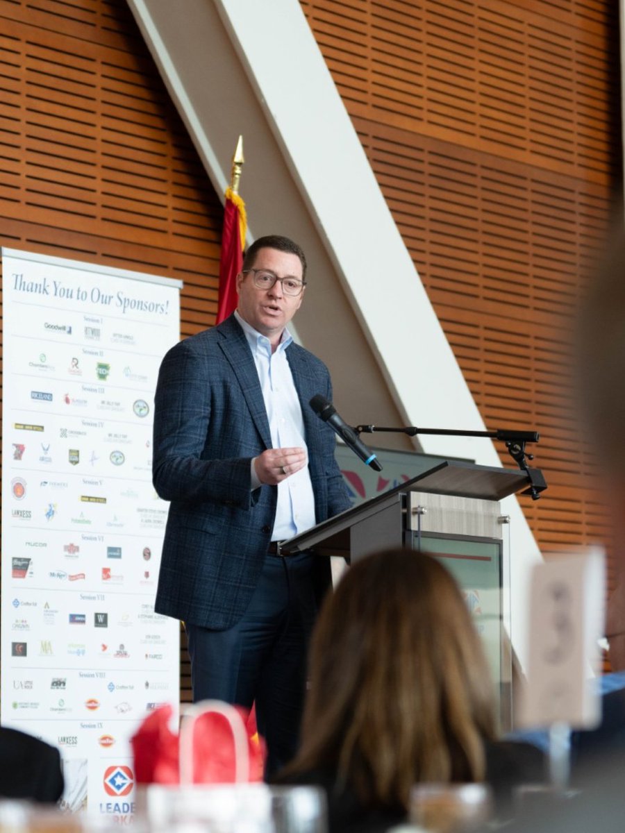 simmons_bank's tweet photo. Congratulations to Tricia Wilson and Justin McCarty on graduating from Leadership Arkansas!
We’re proud of how they continue to grow as leaders and thankful to President &amp; CEO Jay Brogdon for representing Simmons Bank as the event’s keynote speaker. https://t.co/X5f3XL4OJ7