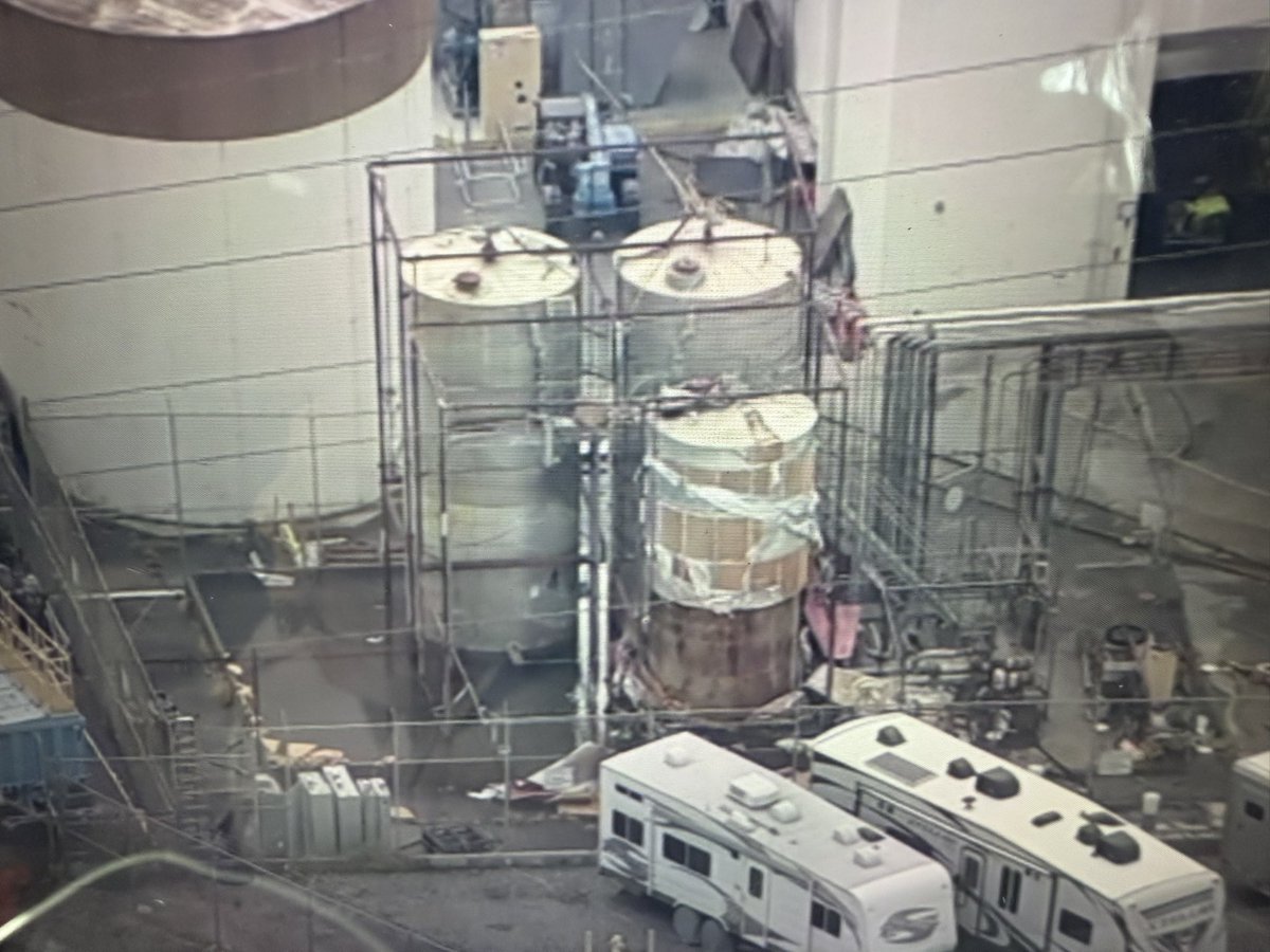 abc7bianca's tweet photo. UPDATE: AIR7 shows water is no longer being applied to the Garden Grove tank in crisis. 

Earlier today, the chief told us this was a critical test to determine whether the tank’s temperature would remain stable on its own - without the water. 

Once they get the answer to that question, they can reevaluate evacuation zones once again.

@ABC7