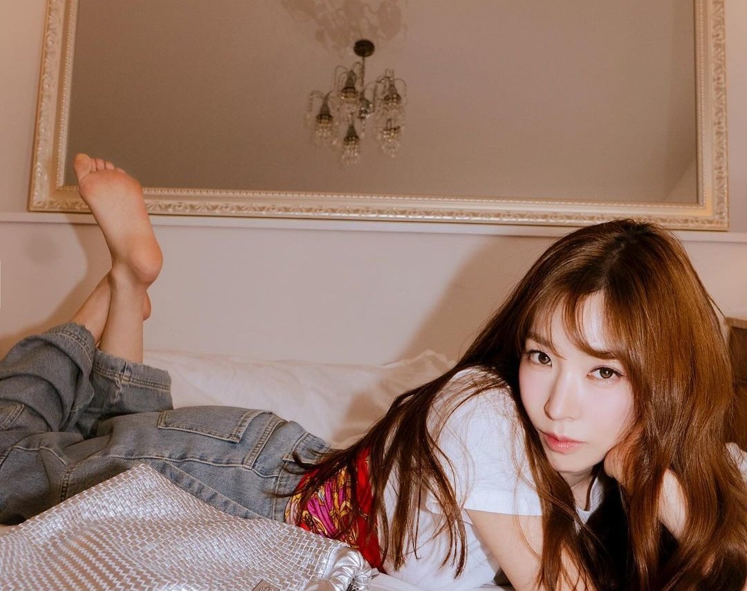 kpop feet tweet media