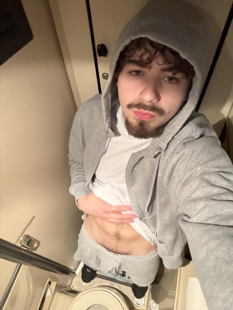 Leonez_1's tweet photo. I’m feeling lonely come chat with me 😈 https://t.co/9N9QpIM51H https://t.co/a9datk94gh