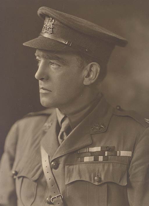 AnaMoretto4's tweet photo. #AlphabetChallenge #WeekUforUniform 

Sir Ernest #Shackleton wearing uniform while serving in the North Russia Expeditionary Force in Arkhangelsk during the First World War. Although he was a sailor, he ended up his career in the Army. https://t.co/ksHMX6hT9W