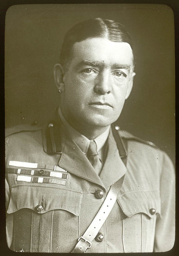 AnaMoretto4's tweet photo. #AlphabetChallenge #WeekUforUniform 

Sir Ernest #Shackleton wearing uniform while serving in the North Russia Expeditionary Force in Arkhangelsk during the First World War. Although he was a sailor, he ended up his career in the Army. https://t.co/ksHMX6hT9W