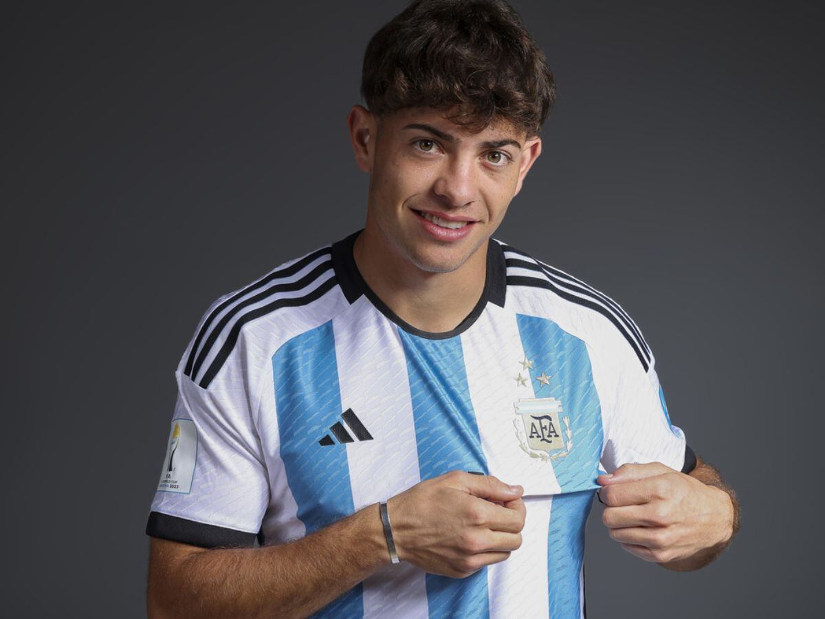 NicoMai10's tweet photo. 🇦🇷#SelecciónArgentina

✅️Agustín #Giay fue citado para disputar los amistosos (6/6 ante 🇭🇳#Honduras y 9/6 ante 🇮🇸#Islandia) previos al Mundial.

🗣Scaloni declaró que el defensor tiene chances de integrar la lista de 26 futbolistas que buscarán la 4ta estrella🌟 https://t.co/fEvrlYLS6L