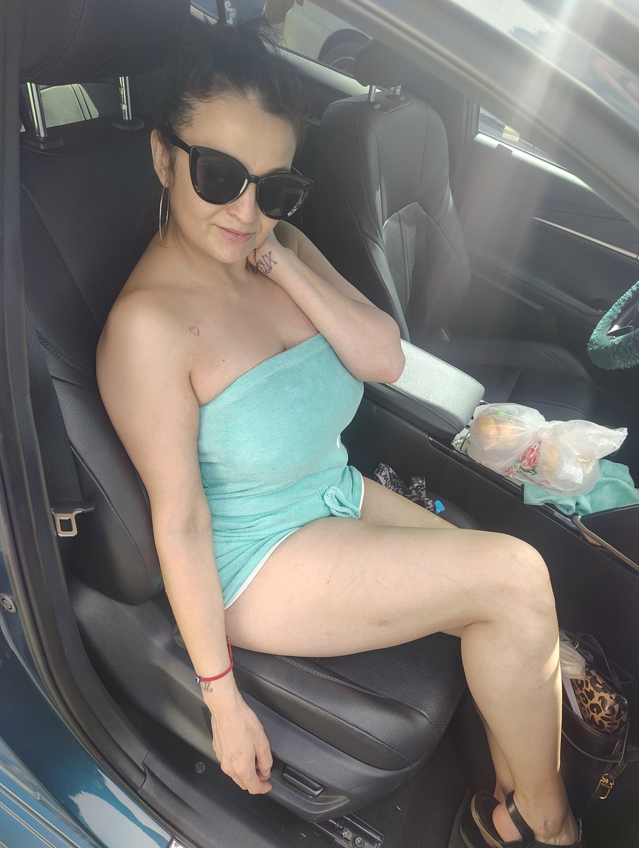 ERICKAJADE's tweet photo. Happy Tuesday! (I made Felix take a picture of me getting out of the car 🫠) #Selfie #nofilter #romper https://t.co/zxNYMj91RY