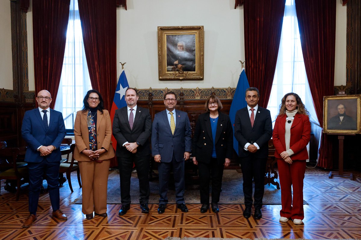 uchile's tweet photo. Encuentro internacional: Foro SUR @ieiuchile @AgendaCAF 2026 reunió a autoridades, academia y sector privado para debatir el futuro de la integración sudamericana https://t.co/XluDf1X5op https://t.co/YEugLt8VFJ