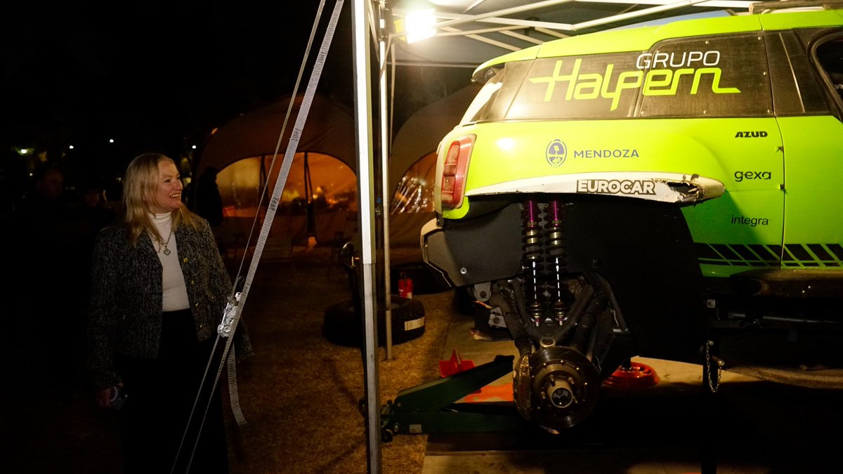 hebesil's tweet photo. San Rafael volvió a mostrar por qué Mendoza está preparada para recibir eventos deportivos de nivel internacional.

Participé de la premiación de la Etapa 2 del Desafío Ruta 40 YPF 2026, una competencia que reúne a las principales figuras del rally raid mundial y que moviliza a miles de personas en nuestra provincia.

La llegada del rally generó un enorme movimiento turístico, comercial y gastronómico en el Sur mendocino, además de poner en valor escenarios únicos como El Nihuil y nuestros paisajes de montaña y desierto.

Mendoza vive el deporte con pasión, pero también entiende el impacto económico y la proyección internacional que generan este tipo de eventos. Más turismo, más trabajo y más oportunidades para nuestra provincia.

Junto a la vicepresidente de @mendoza_tur, @CynthiaMaggioni, acompañamos esta gran fiesta del deporte motor en el Centro de Congresos y Exposiciones de San Rafael, donde cientos de fanáticos recibieron a pilotos y equipos de todo el mundo.