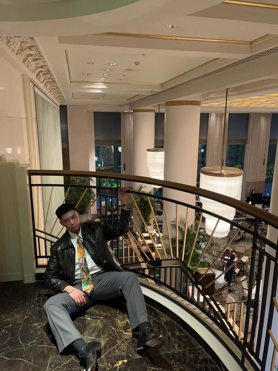 asuitedguy89's tweet photo. 作为正装英语老师，最近想开一个深圳的免费英语角活动课。每周末一次。人数大概不超过八人。感兴趣的可带脸照加我。只要不是老胖丑，而且是1或者S都可加我。感兴趣的加V 18627711255。添加时备注英语角或者1s方便通过 https://t.co/Xhc2hWdQdd