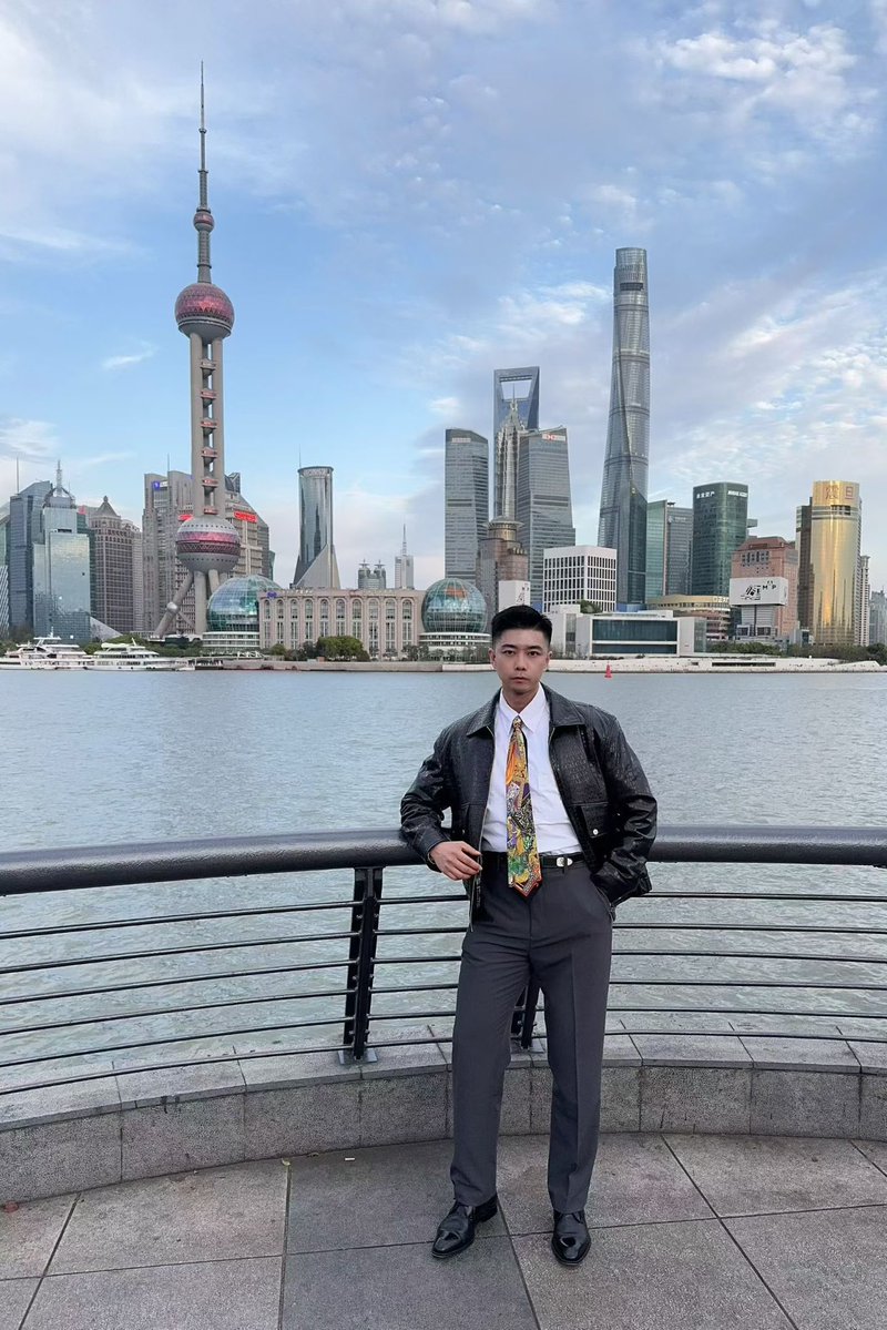 asuitedguy89's tweet photo. 作为正装英语老师，最近想开一个深圳的免费英语角活动课。每周末一次。人数大概不超过八人。感兴趣的可带脸照加我。只要不是老胖丑，而且是1或者S都可加我。感兴趣的加V 18627711255。添加时备注英语角或者1s方便通过 https://t.co/Xhc2hWdQdd
