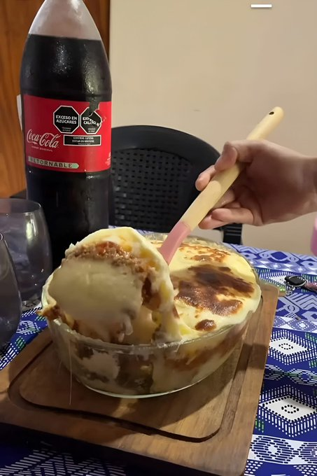 fernechini's tweet photo. hola queres comer pastel de papa conmigo? https://t.co/oXAdIpAFbS