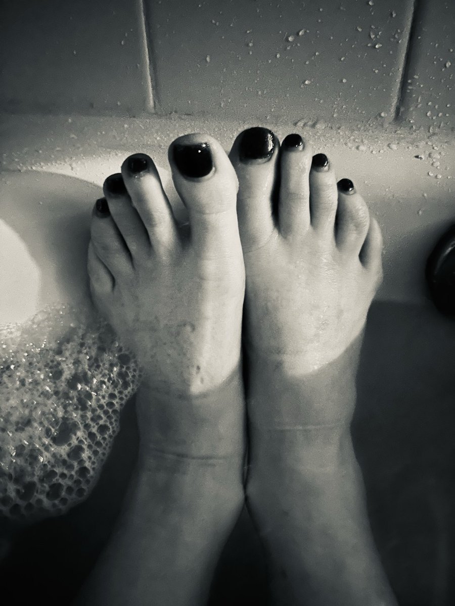 YourBarefootPrincess tweet media