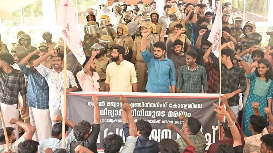 thebabykadayadi's tweet photo. അതിന്റെ ഇടേൽ കൂടെ അടിച്ചു വിടുന്ന മീഡിയ നരേറ്റീവ് ആണ് ഏറ്റവും രസം.

“പത്ത് വർഷം സമരം ചെയ്യാത്ത SFI.” https://t.co/CgygzgP55I
