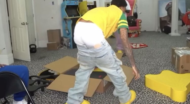 SAGGClTY's tweet photo. He looks good in yellow 🫦💛🍑���😍

#nlechoppa 
#saggingcake  #rapper #dick #bbc #rappers #thug  #tiktokleaks #bigbooty #rappersagging #dlbooty #thickbooty #gyat #bowardthugbooty #thugbooty #dl #thickrappers https://t.co/levjpDrscX