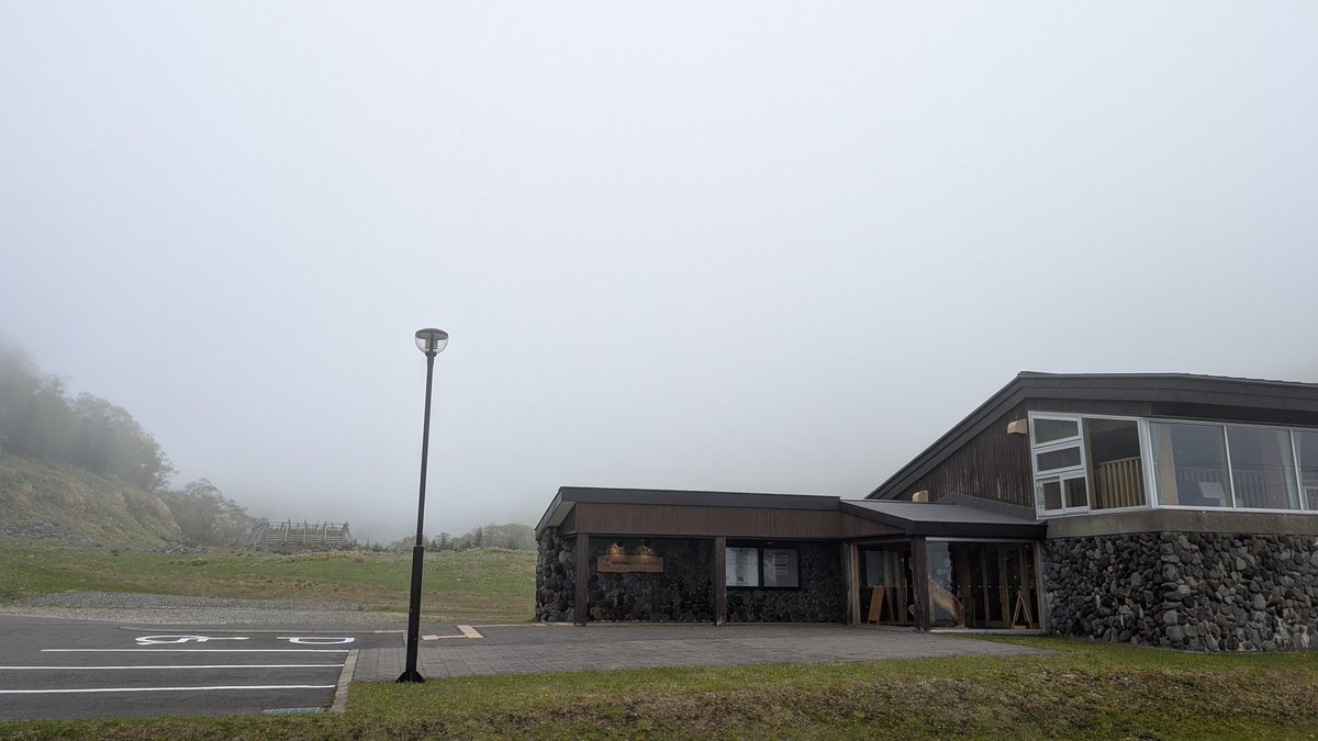 rusafieldhouse's tweet photo. おはようございます。
ただいまの天気は曇り
沖は霧が発生しているため、見えない状況です。きょうは1日を通して曇りでかつ南風ですので、終日霧かもしれませんが、羅臼らしい風景でもあり、夏が近づいてきたなーと思いました。 https://t.co/CpiXV23UXQ