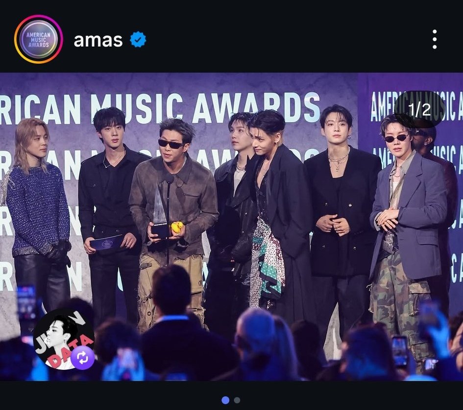 jiminimymy3's tweet photo. 소속사가 아티스트 가려진 사진을 게시한다?
@BTS_BigHit 
AMAS사진   vs  하이브 사진🤮 https://t.co/FZIosTLTeh