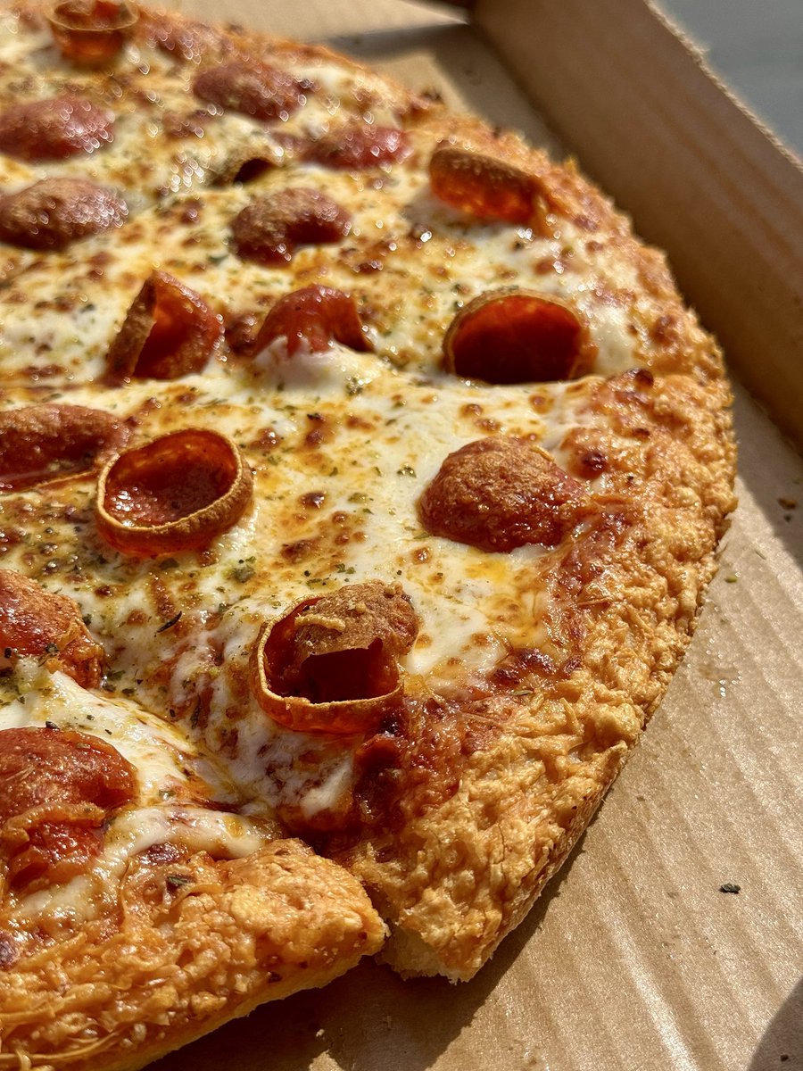 ElevatedVlogs's tweet photo. We tried Pizza Hut’s NEW Crispy Parm Pan Pizza! It’s their original pan pizza with a golden Parmesan crust! You can put any toppings of your choice on it, we chose cup &amp; char pepperonis.🤤 @pizzahut 🍕

New Review on YouTube Shorts!📲⬇️⬇️
https://t.co/TXngnRf13G https://t.co/GjTyuheR0A