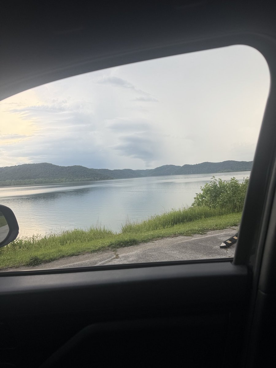 FullerOp_'s tweet photo. @Kentuckyweather @ryanhallyall @ChrisHallWx looking across Cave Run Lake towards Frenchburg..definitely a lot of motion in the clouds https://t.co/7kFPFtojbc