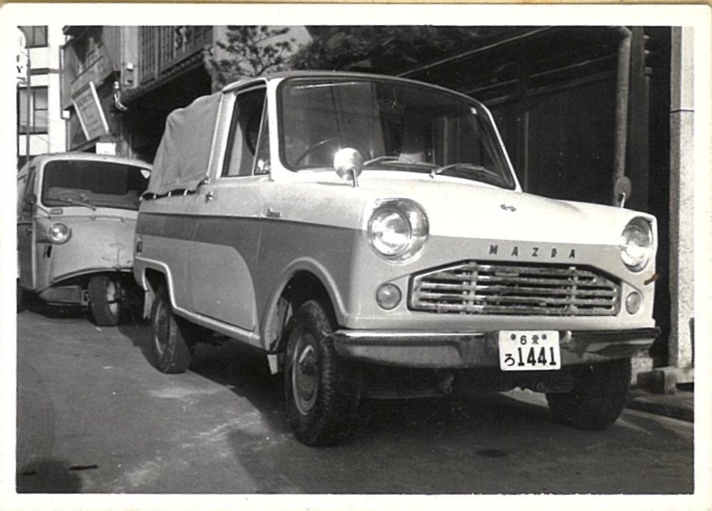 1960年代前半ころの写真です。 ＜妄想＞購入した営業車を持ち込み