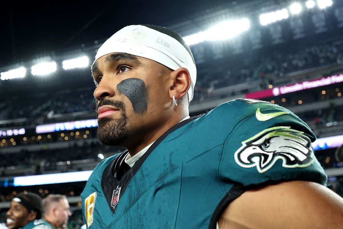 pheaglescentral's tweet photo. TRENDING: Chris Simms ranked Jalen Hurts the 21ST BEST quarterback in the league:

“I know he’s a winner, but I mean damn, everybody won at Alabama and Oklahoma and most people would win on this Philadelphia team too so I’m sick of hearing that crap.”

🧐 https://t.co/ID9FZ87F3u