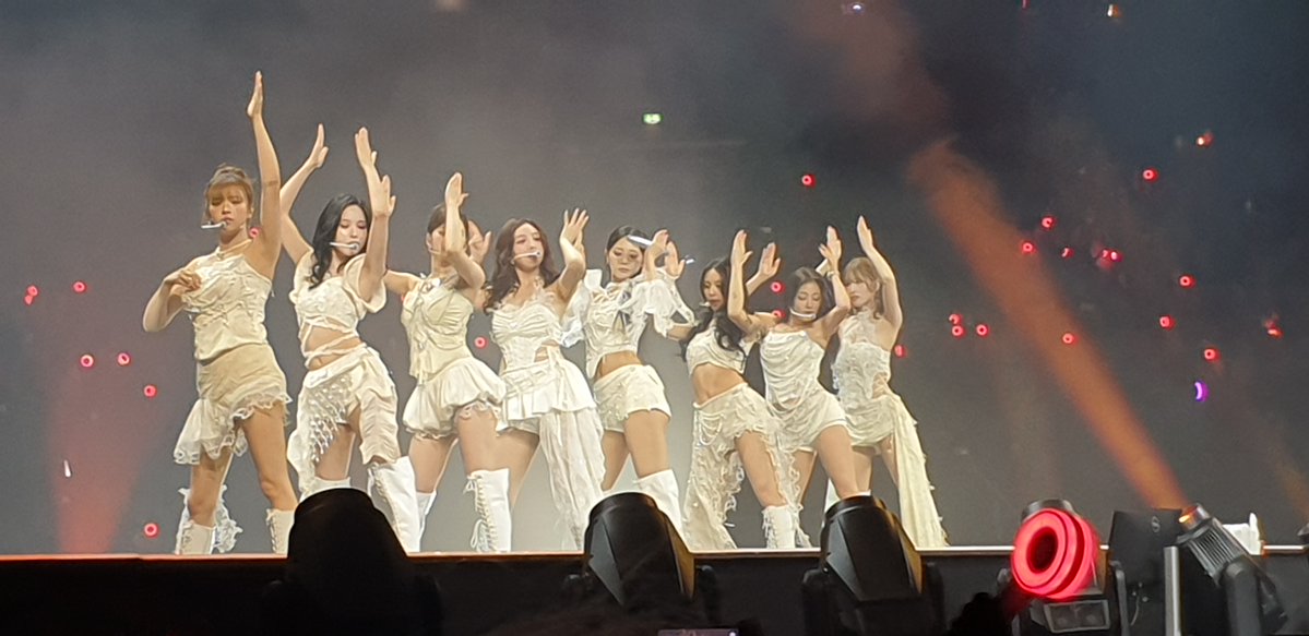 Skyass's tweet photo. Audience was literally cheering to everything. When JIHYO said we should say something if we don't feel good everyone was screaming😂 I'm happy that DAHYUN was there despite her injury <3 #TWICE #DAHYUN #THISISFOR #TWICE_THISISFOR_WORLD_TOUR #TWICE_THISISFOR_WORLD_TOUR_IN_COLOGNE https://t.co/SmKOOossIG