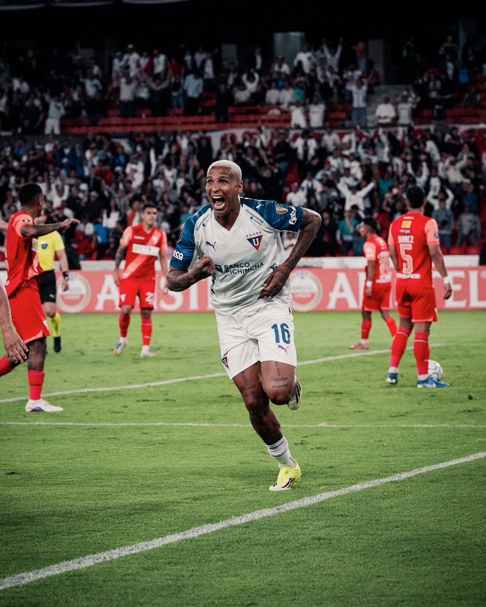LDU_Oficial's tweet photo. El show de Deyverson 🤪

🆚 #LIGAAlwaysReady  
🏆 CONMEBOL #Libertadores https://t.co/7EVIIp9nQ3