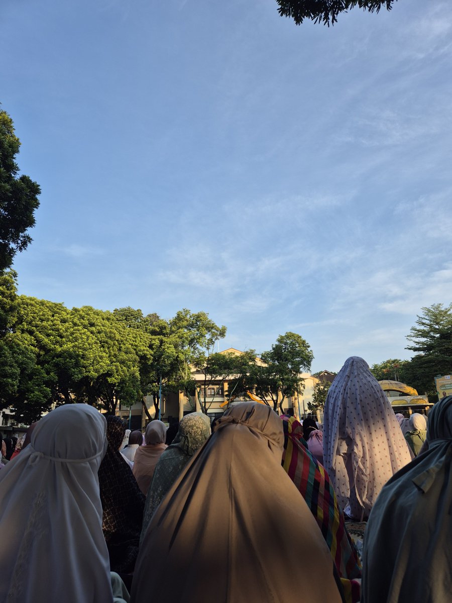 hizeeah's tweet photo. Sekalian wisuda ini saya di Grha Sanusi. https://t.co/MTE09dG4f0