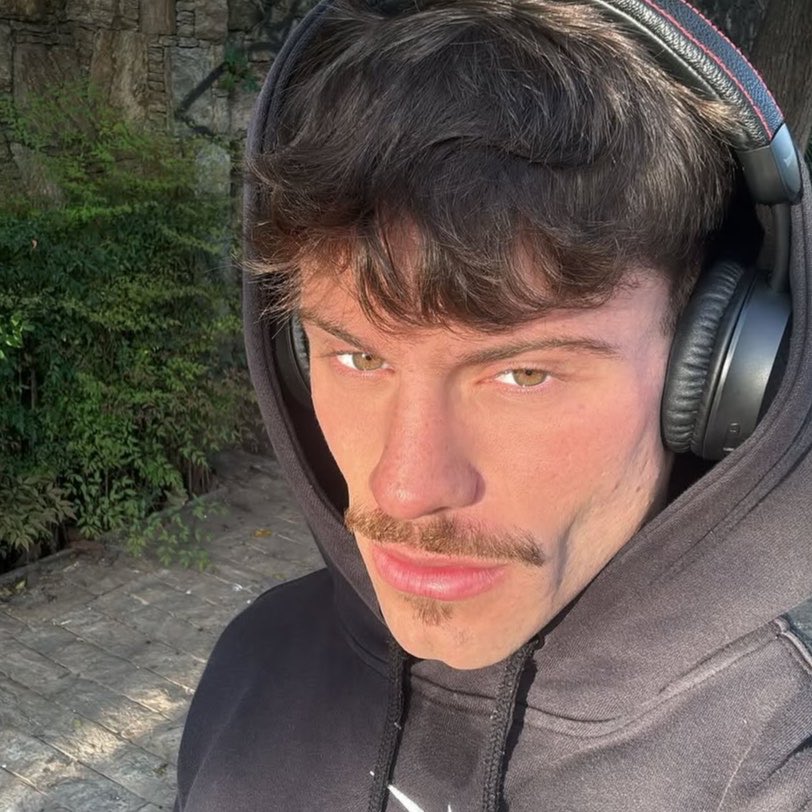 𝖯𝗈𝗅𝗅𝗈 tweet media