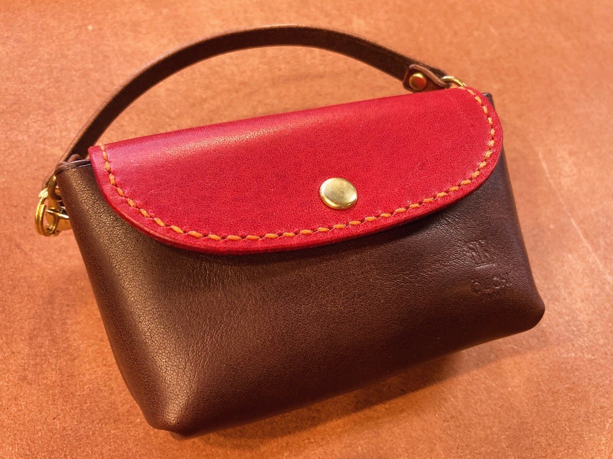 ouchi_leather's tweet photo. 【バッグに付けられるミニミニバッグ】
コロンとしたフォルムが可愛いミニバッグ製作。
真鍮パーツのベルトがミニ肩掛けのようで可愛らしいです☺️

リップやティッシュ、定期入れなどすすっと取り出せて便利そうです。
ありがとうございました😊

#福島市 #革製品 #レザー #ミニバッグ https://t.co/b6yN5Uxneo