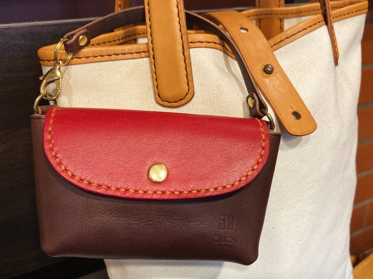 ouchi_leather's tweet photo. 【バッグに付けられるミニミニバッグ】
コロンとしたフォルムが可愛いミニバッグ製作。
真鍮パーツのベルトがミニ肩掛けのようで可愛らしいです☺️

リップやティッシュ、定期入れなどすすっと取り出せて便利そうです。
ありがとうございました😊

#福島市 #革製品 #レザー #ミニバッグ https://t.co/b6yN5Uxneo