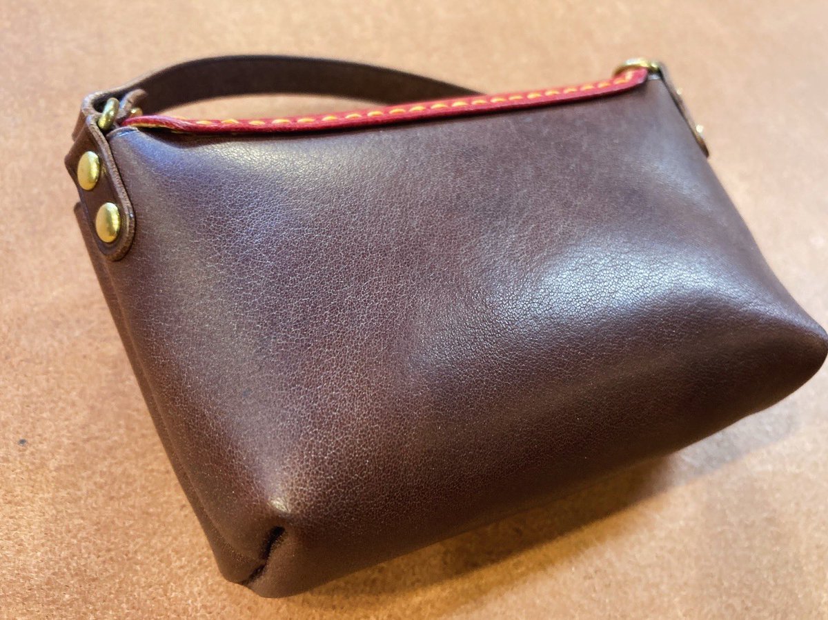 ouchi_leather's tweet photo. 【バッグに付けられるミニミニバッグ】
コロンとしたフォルムが可愛いミニバッグ製作。
真鍮パーツのベルトがミニ肩掛けのようで可愛らしいです☺️

リップやティッシュ、定期入れなどすすっと取り出せて便利そうです。
ありがとうございました😊

#福島市 #革製品 #レザー #ミニバッグ https://t.co/b6yN5Uxneo