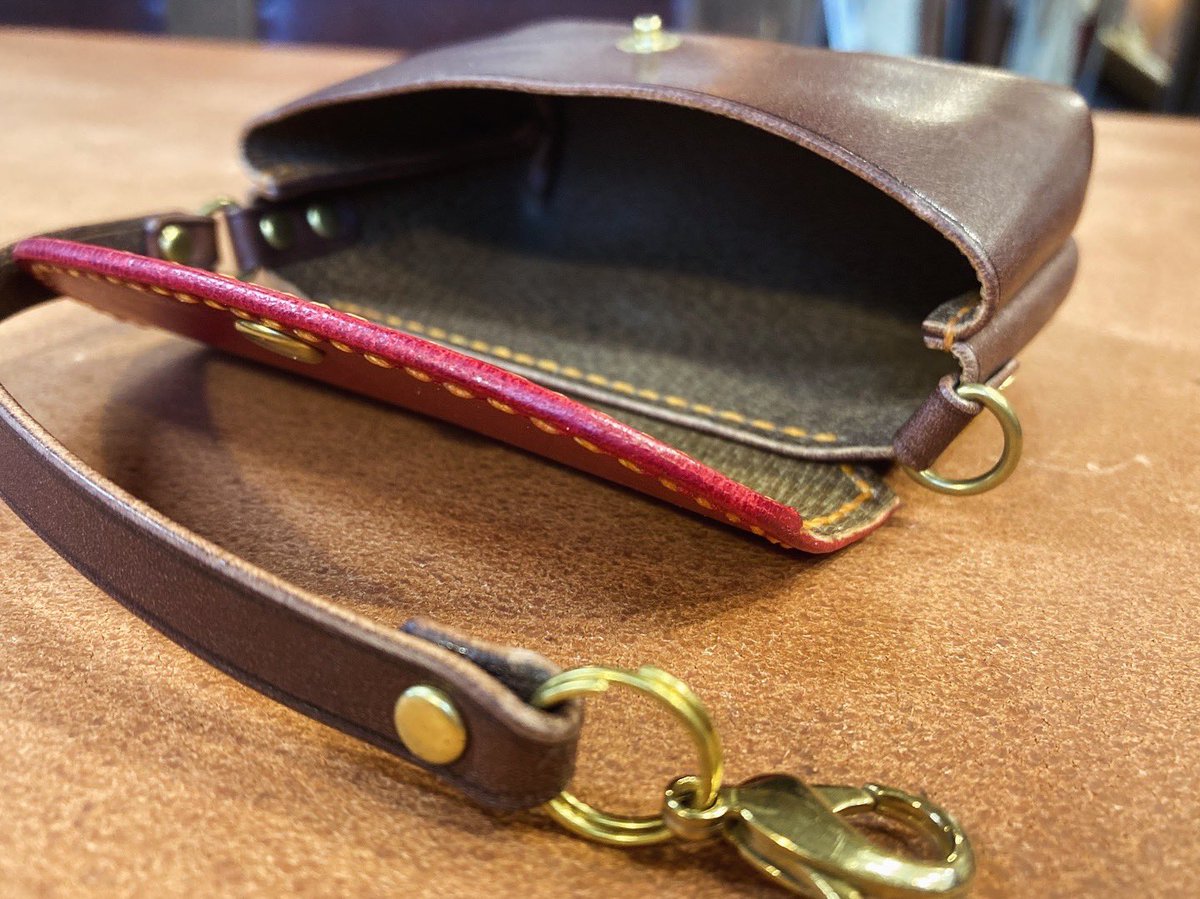 ouchi_leather's tweet photo. 【バッグに付けられるミニミニバッグ】
コロンとしたフォルムが可愛いミニバッグ製作。
真鍮パーツのベルトがミニ肩掛けのようで可愛らしいです☺️

リップやティッシュ、定期入れなどすすっと取り出せて便利そうです。
ありがとうございました😊

#福島市 #革製品 #レザー #ミニバッグ https://t.co/b6yN5Uxneo