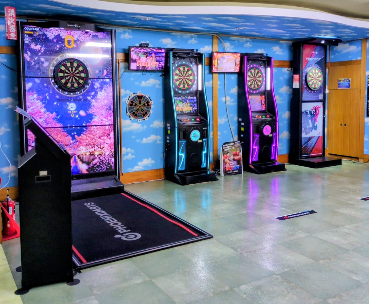 093darts's tweet photo. 今日の降水確率40%かぁとボーッとしていて気づきました。

鴨川市におけるオンラインダーツがある店舗でのPHOENIXDARTS設置率は100%😳
DARTSLIVEは33.33%(私調べ)

ちなみに当店には千葉県唯一の全画面ダーツXMAX、最新機種Xもあります✨
「普段はライブ」という方もぜひお楽しみください😊 https://t.co/YkFB1JB8Jv