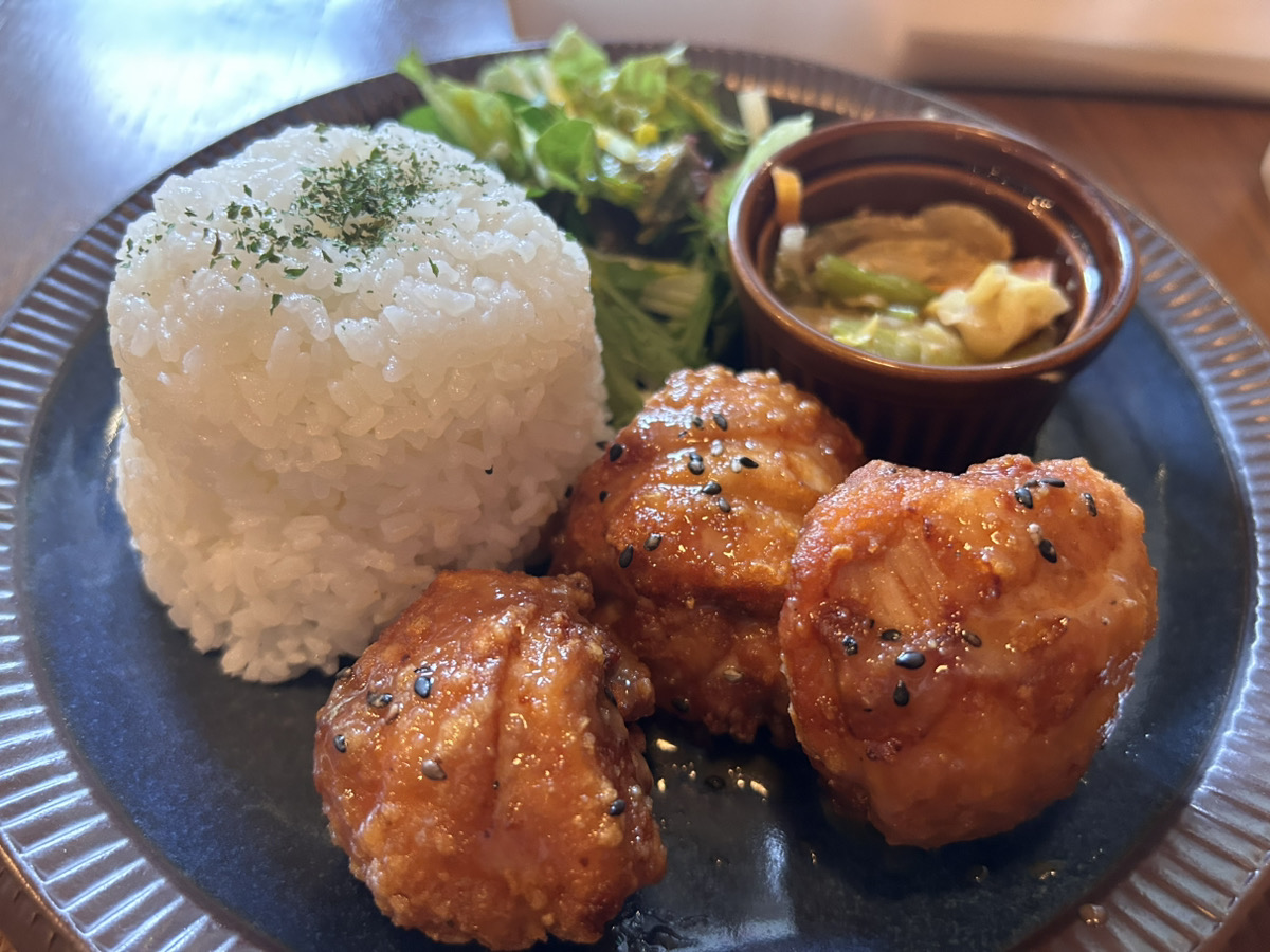 Kaiketsu2022's tweet photo. おはようございます☀️

先日、橋本でハニーマスタードの唐揚げを🍗
甘さと酸味のバランスが絶妙で、
気づけば箸が止まりませんでした！

週の真ん中、水曜日✨
美味しいものを楽しみに、
後半も頑張っていきましょう💪
#企業公式相互フォロー
#企業公式が朝の挨拶を言い合う https://t.co/4SqxenWWUJ