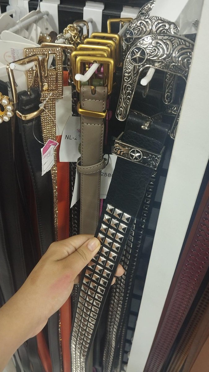 najul_otaria's tweet photo. Amo quando essas lojinhas de 10 tem esses acessórios mais alternativos https://t.co/H8acUd2Vij