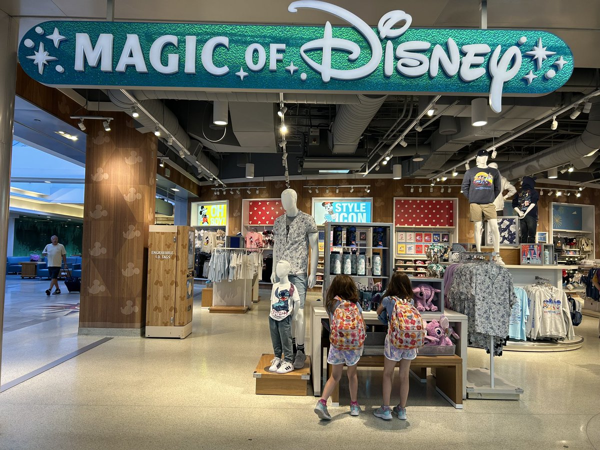 mickeynet031's tweet photo. オーランド空港にはディズニーショップがたあちらこちらにあり、帰り際まであれが欲しいこれが欲しいと誘惑ばかり！まさに”MAGIC of Disney”だなぁと🪄 #MNWDW https://t.co/VpP0bIKV60