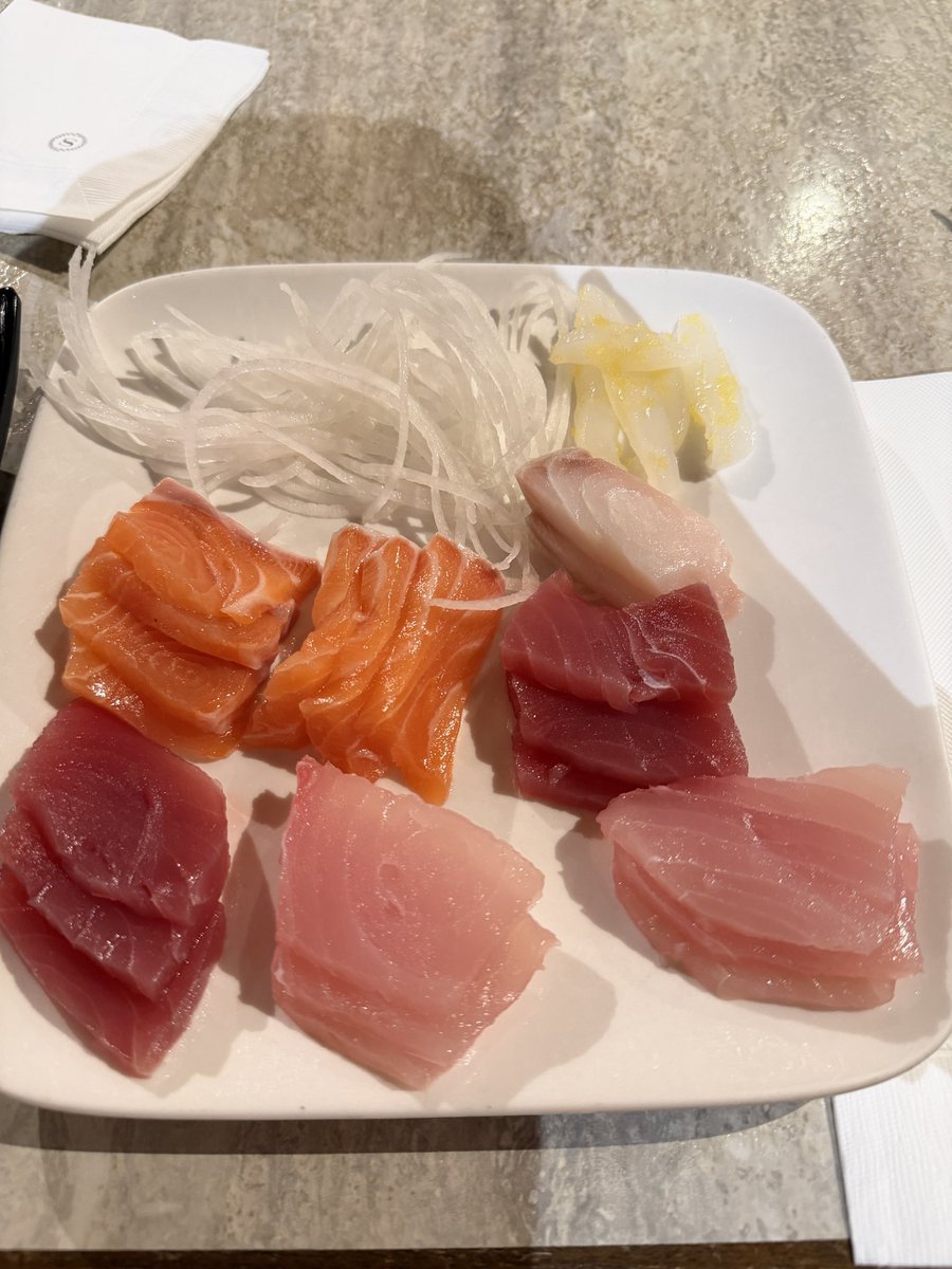 peterfe99452877's tweet photo. 昨晚與老同事在喜來登飯店聚餐，這裡的交通非常方便，Buffet用餐環境是在挑高的中庭，食材最推的是松葉蟹腳與午魚。
大家相見歡，暢聊近況，歡樂無限，非常珍惜這份幾十載的友誼。#十二廚 #喜來登飯店 #台北美食 #老同事不能太久不見 https://t.co/RTUQNgIqhZ