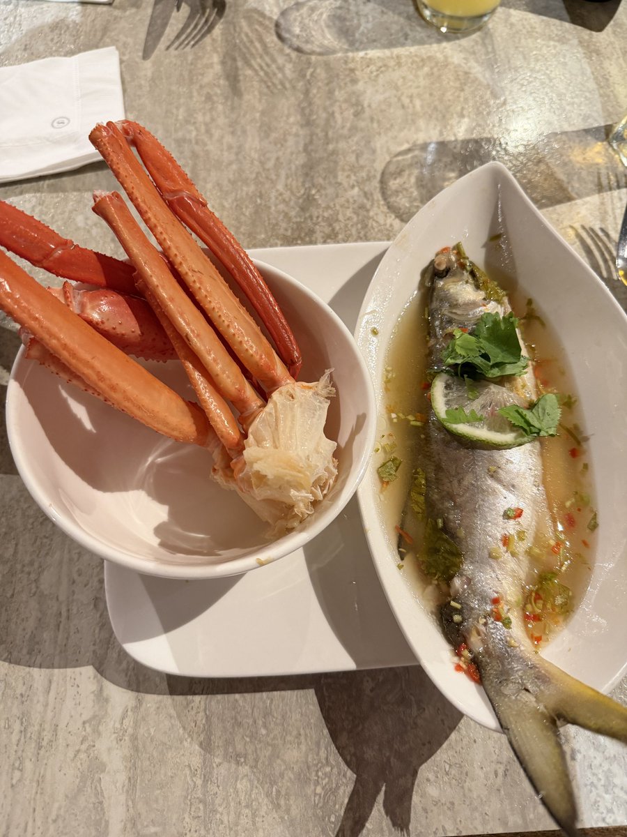 peterfe99452877's tweet photo. 昨晚與老同事在喜來登飯店聚餐，這裡的交通非常方便，Buffet用餐環境是在挑高的中庭，食材最推的是松葉蟹腳與午魚。
大家相見歡，暢聊近況，歡樂無限，非常珍惜這份幾十載的友誼。#十二廚 #喜來登飯店 #台北美食 #老同事不能太久不見 https://t.co/RTUQNgIqhZ