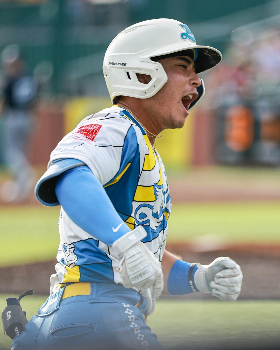 MadisonMallards's tweet photo. THE FIRST HOME RUN OF THE YEAR IS 𝗚𝗢𝗟𝗗 ⭐️

Jack Gold sends it over the Suites for his first home run of the season (presented by Hooper Corporation) https://t.co/UHKZD6alcs