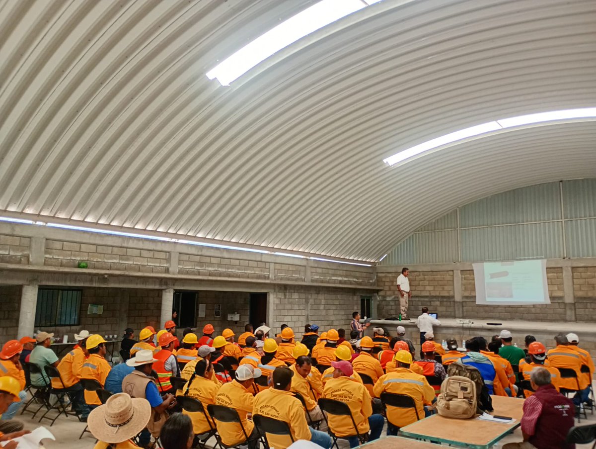 Probosque_'s tweet photo. #CapacitaciónForestal | En el Auditorio de San Antonio Albarranes, municipio de #Temascaltepec, #Probosque participó en la realización de cursos de capacitación dirigidos a núcleos agrarios comprometidos con el manejo forestal sustentable. https://t.co/B2JUnBpGmH