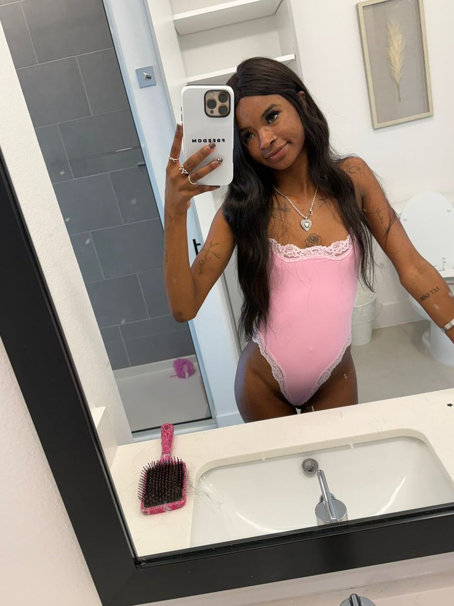 bella tweet media