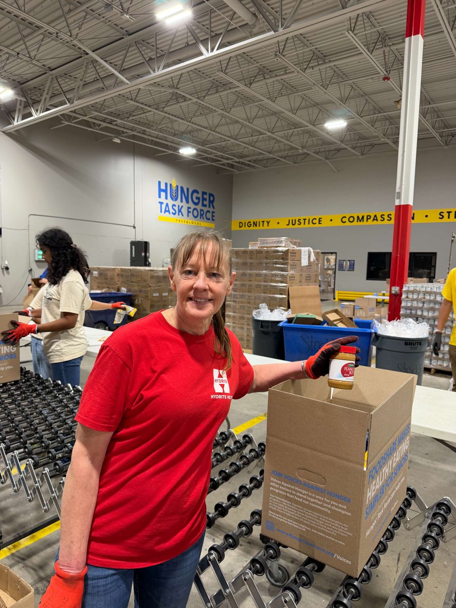 HydriteCo's tweet photo. Hydrite teams across multiple locations came together to support our communities:

📦 400 snack sacks for Milwaukee Rescue Mission &amp; Guest House
🏠 Assisting at the Wisconsin Veterans Home
🥫 1,000+ stock boxes for @hungertaskforce

More #HydriteHelps: https://t.co/XAnxfZJ0Xg https://t.co/dOgvKFyk5C