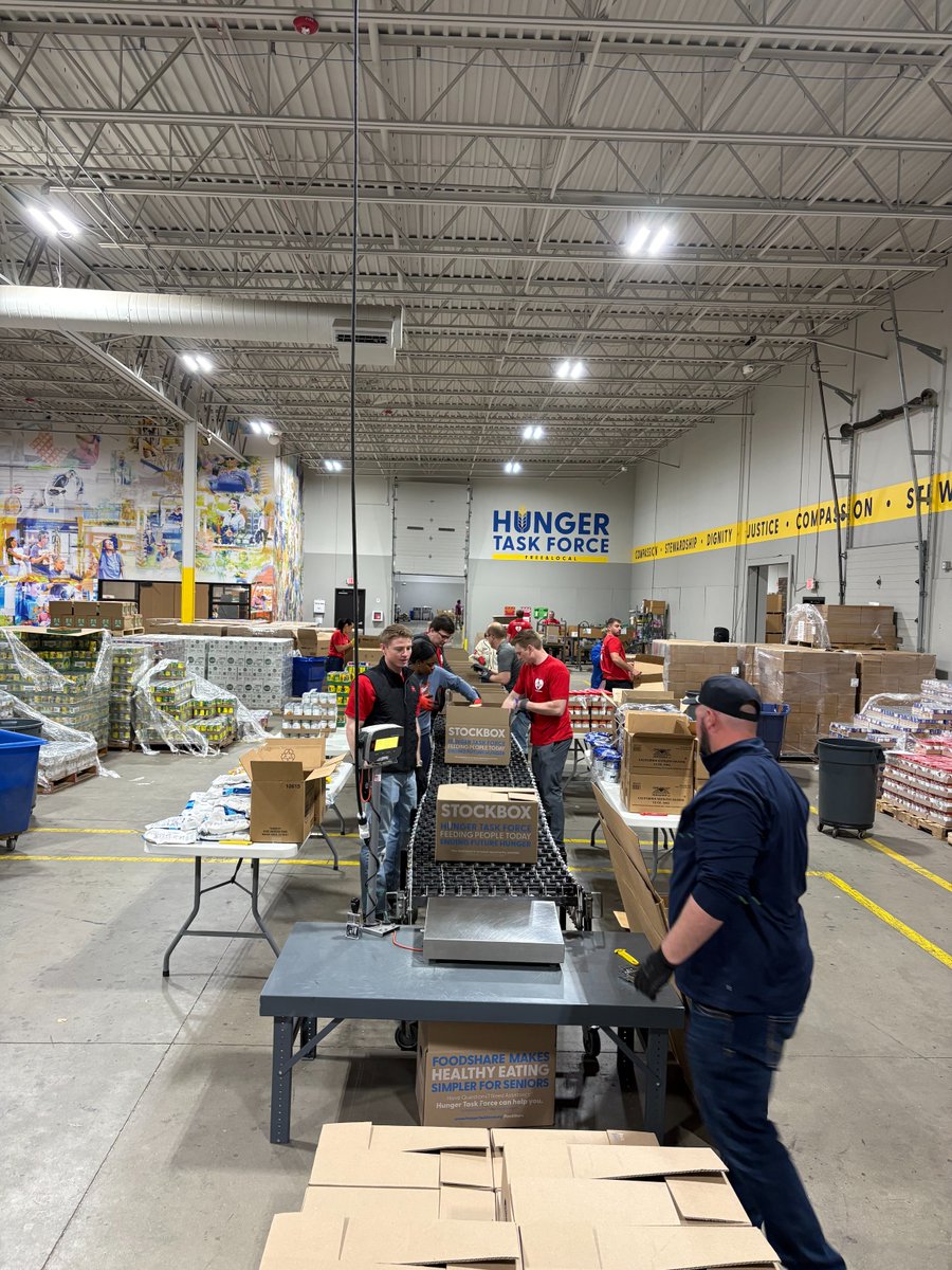 HydriteCo's tweet photo. Hydrite teams across multiple locations came together to support our communities:

📦 400 snack sacks for Milwaukee Rescue Mission &amp; Guest House
🏠 Assisting at the Wisconsin Veterans Home
🥫 1,000+ stock boxes for @hungertaskforce

More #HydriteHelps: https://t.co/XAnxfZJ0Xg https://t.co/dOgvKFyk5C