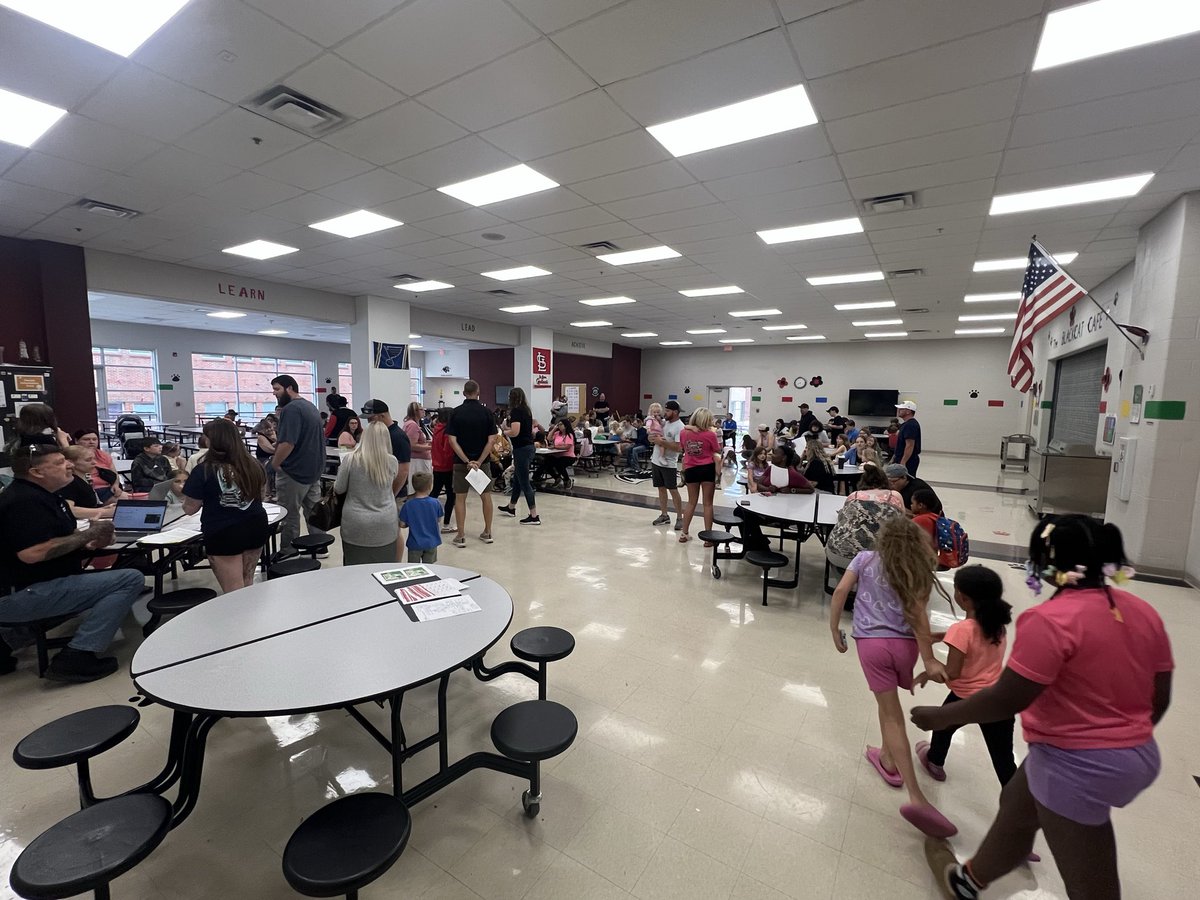 MichelleLiles's tweet photo. Kindergarteners meeting their summer school teachers at the 26-27 Kindergarten Summer School Open House. 🖍️ ✏️🐾♥️🖤 @MsKatieDunlap @BlackcatMatt @BobbyDeMoulin https://t.co/qHn3vaGByR
